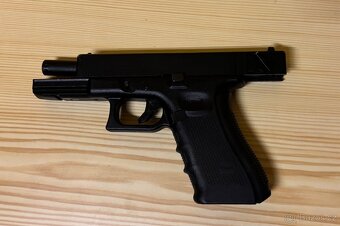 Airsoft černý Glock 18c s příslušenstvím - 2