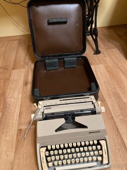 Mechanický kufříkový psací stroj Consul - funkční - 2