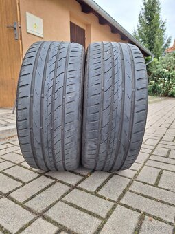 235/40 R19 - 2
