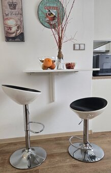sklápěcí jídelní stůl + barové židle - 2