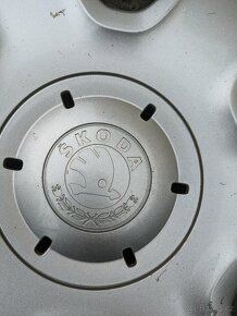 Poklice Škoda asi Octavia 1ks - 2
