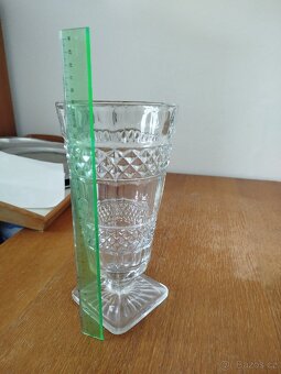 Skleněná váza na nožičce - 2