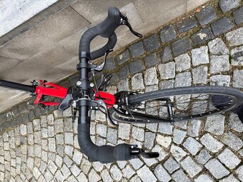 Prodám dětské silniční kolo Triban 100 v červené barvě. - 2