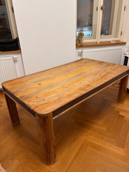 Dřevěný stůl s ozdobným lemováním - 2