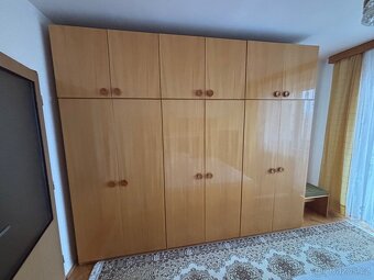 Postel, skříně. - 2