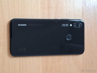Mobilní telefon Huawei P20 lite - 2