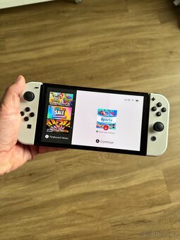 Nintendo Switch OLED v zaruce - 2