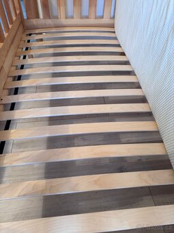 Dětská postel z masivu včetně šuplíků na hračky atd - 2