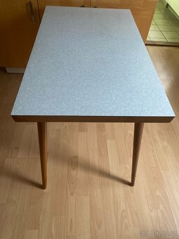 Prodám zachovalý retro dřevěný stolek ( Brusel) - 2