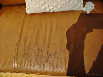 Hnědá kožená sedačka - 2