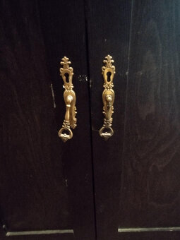 Masivní knihovna, vitrína - 2