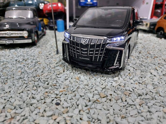 model auta 1:18 Toyota Alphard čierna farba ,Paudi - 2