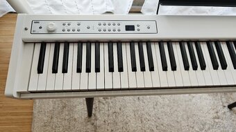 PIANO KORG D1 + nohy Korg ST-WL masivní dub + bedny 2xYamaha - 2