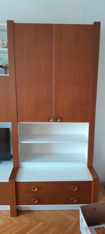 Starší obývací stěna v pěkném stavu - 2