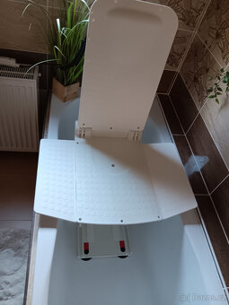 Výsuvné lehátko do vany. - 2