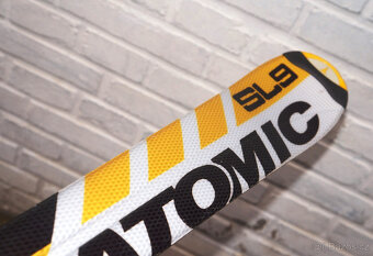 Skoro nové carvingové lyže 150 cm slalomky Atomic, bezvadné. - 2