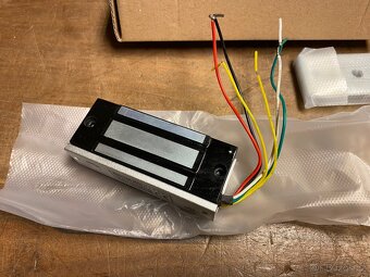 Dveřní elektromagnet s kontrolou přístupu 12/24v - 2