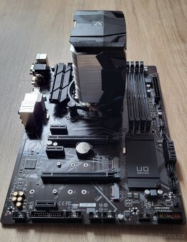 Základní deska Gigabyte s procesorem Intel a chladičem - 2
