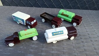 Bakelitová autíčka Směr - 2