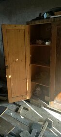 Dřevěná 3-dveřová šatní skříň - 2