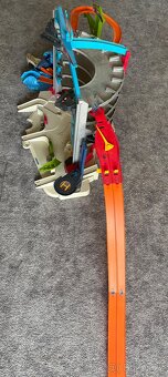 Hot Wheels Mega garáž se žralokem - 2