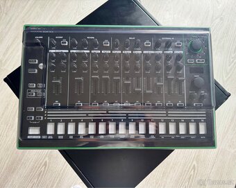 Roland TR-8 (drum machine) - 2