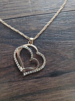 Řetízek s přívěskem ve tvaru srdce a náušnice, nový - 2