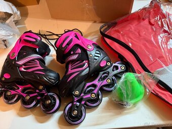 Rostoucí dětské kolečkové brusle růžové - 2