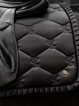 SADA - Podsedlová dečka + uši PS of Sweden Ruffle - Black VS - 2