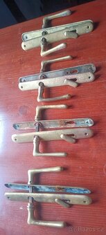 Mosazné kování , kliky, štítky na dveře.4x - 2