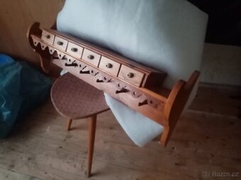 Dřevěná polička. - 2