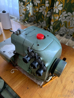 Overlock šicí stroj - 2