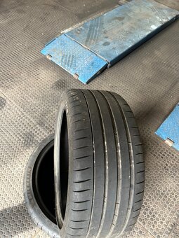 245/35 R19 - 2