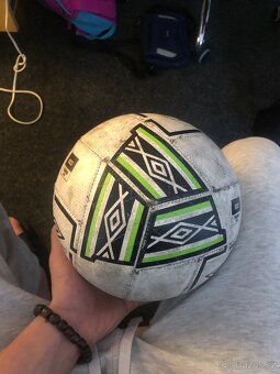 PELOTA NEO SWERVE LIGHTW Nº3 Umbro fotbalový míč - 2