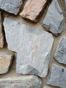 Přírodní štípaný kámen - 2