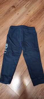 Tmavě modré tepláky vel. 92 - 2