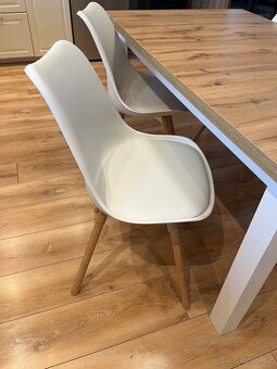 Kuchyňský jídelní stůl se 4 židlemi - 2