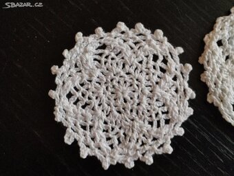Ručně háčkované dečky 10 ks. pod šálek - 2