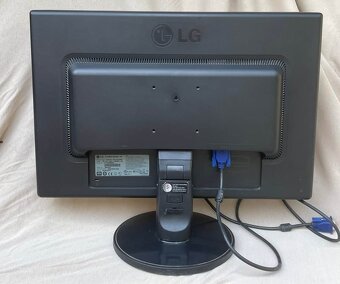 Monitor 22" LG Flatron W2242S – plně funkční - 2