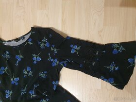 Elastické dámské šaty vel. 42 - černé s květinovým potiskem. - 2