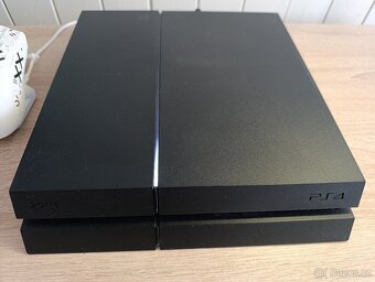 Prodám použitý,plně funkčníPlayStation 4 (500GB) + fifa23 - 2