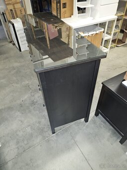 HEMNES KOMODA S OCHRANNÝM SKLEM - 2