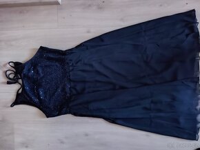 Kontrastní glitrové šaty - 2