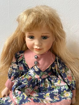 Sedící porcelánová panenka - 2