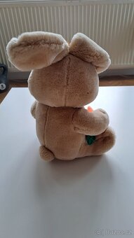 Plyšák - králíček s mrkví. - 2