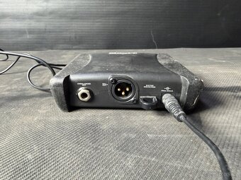 DISC Line 6 XD-V30 Digital Wireless Headset Mic. System - 2