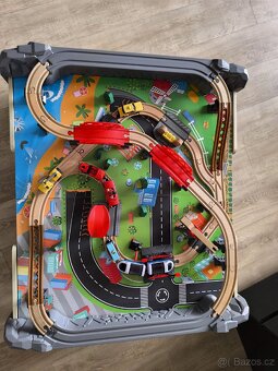 Dětský hrací stůl - vláčkodráha Hape - 2