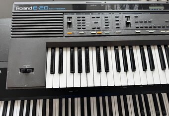 Roland E-20 - 2