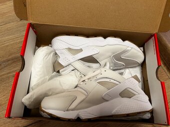 Nové tenisky Nike Huarache bílé krémové komplet balení s kra - 2