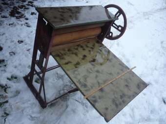 prodám litinovou výlevku, ruční mandl, litinové podstavce... - 2